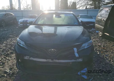 2020 Toyota Camry Le z USA, uszkodzony, nr VIN 4T1C11AK2LU921953